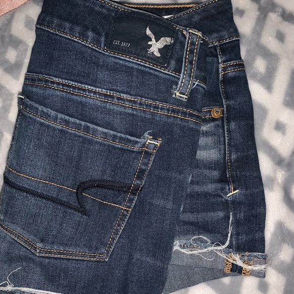 American eagle shorts in size US 2 - Picture 2 of 3